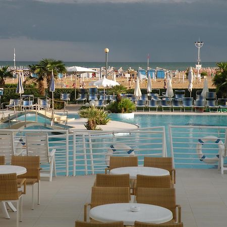 Majestic Beach Hotel & Wellness 비비오네 외부 사진