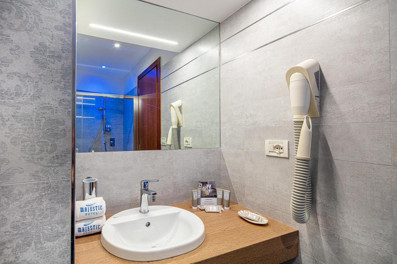 Majestic Beach Hotel & Wellness 비비오네 외부 사진