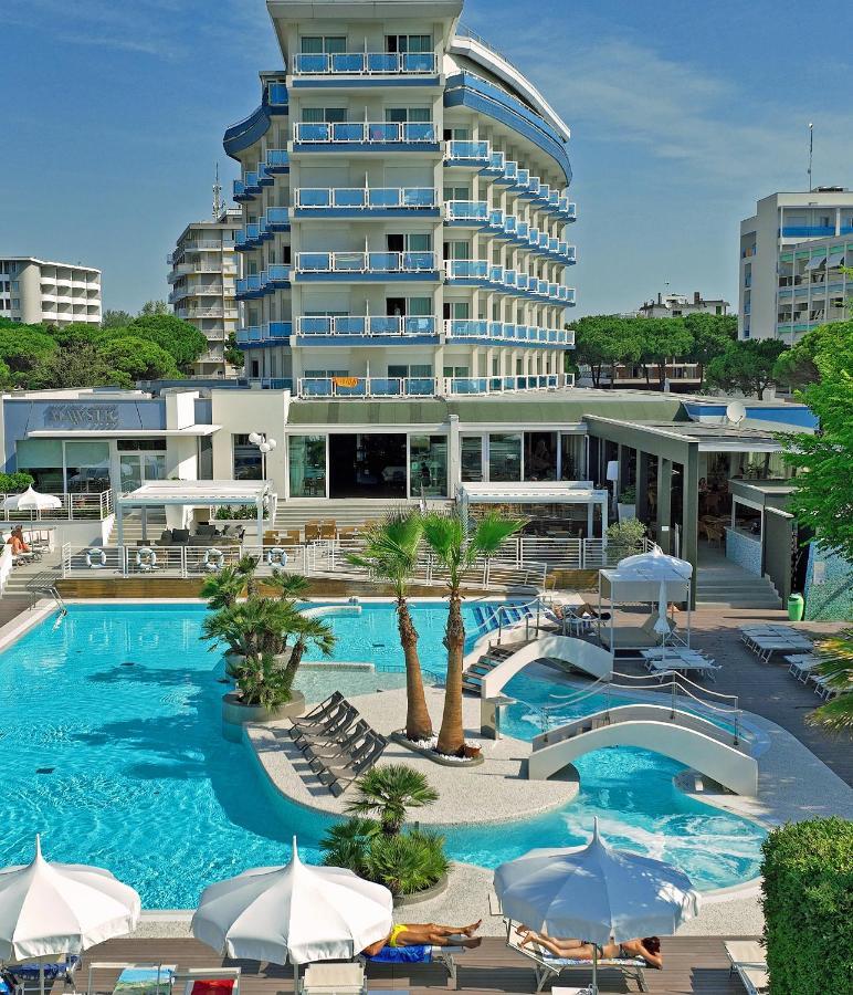 Majestic Beach Hotel & Wellness 비비오네 외부 사진