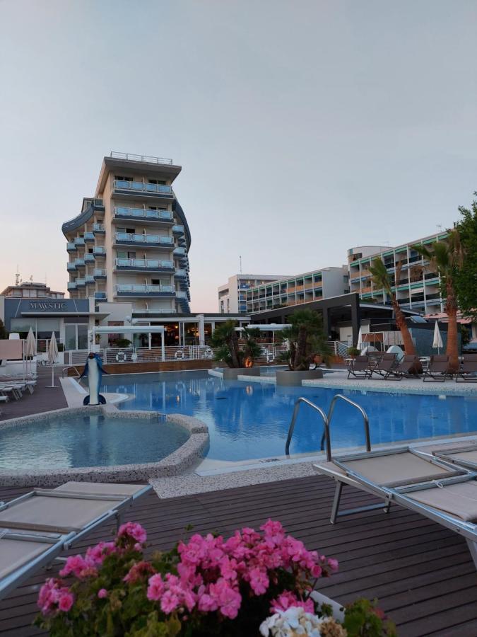 Majestic Beach Hotel & Wellness 비비오네 외부 사진