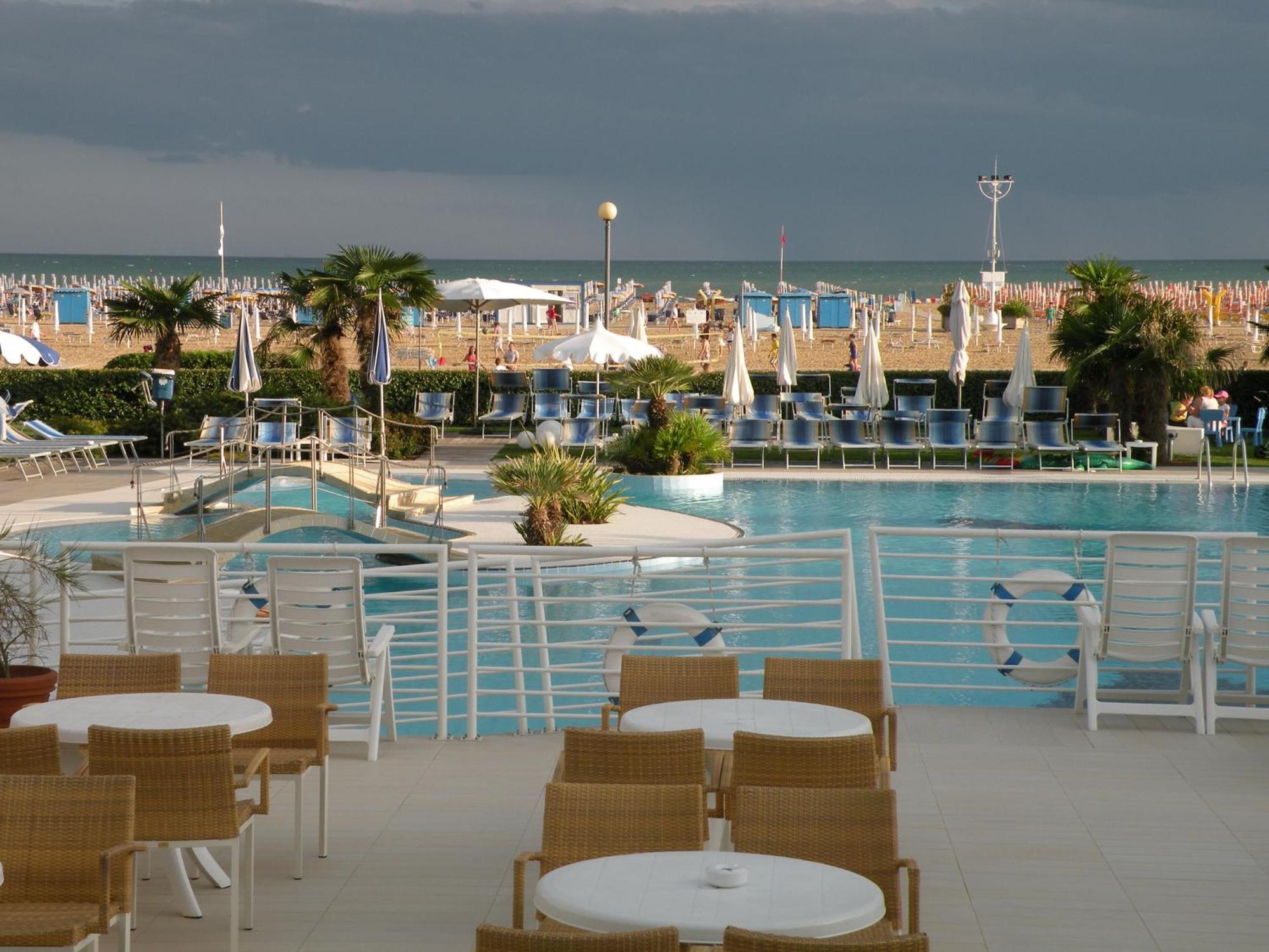 Majestic Beach Hotel & Wellness 비비오네 외부 사진