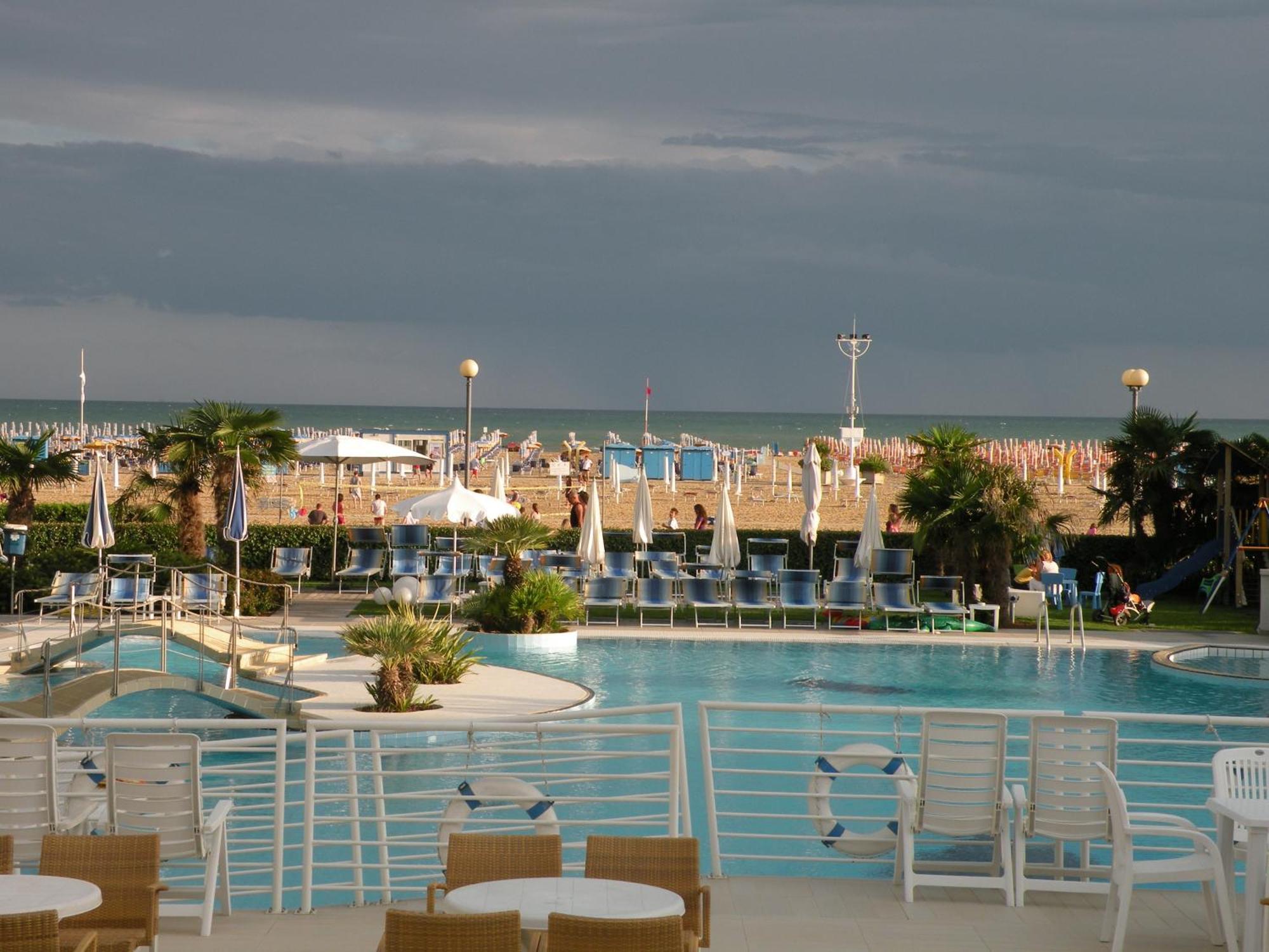 Majestic Beach Hotel & Wellness 비비오네 외부 사진