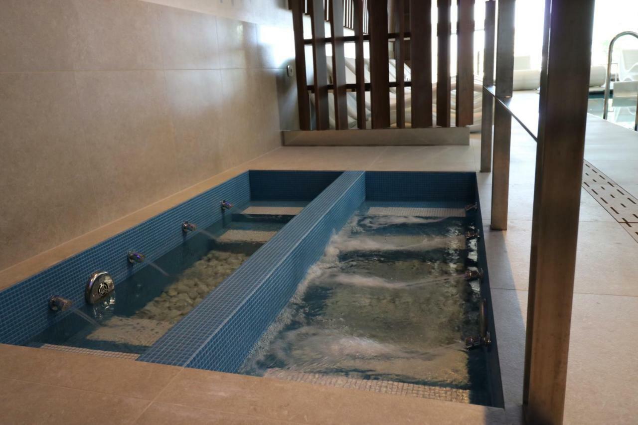 Majestic Beach Hotel & Wellness 비비오네 외부 사진