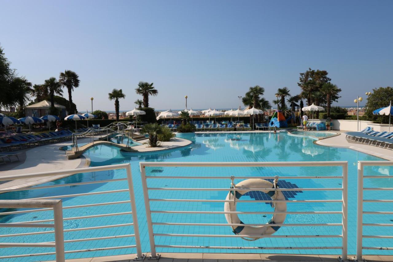 Majestic Beach Hotel & Wellness 비비오네 외부 사진