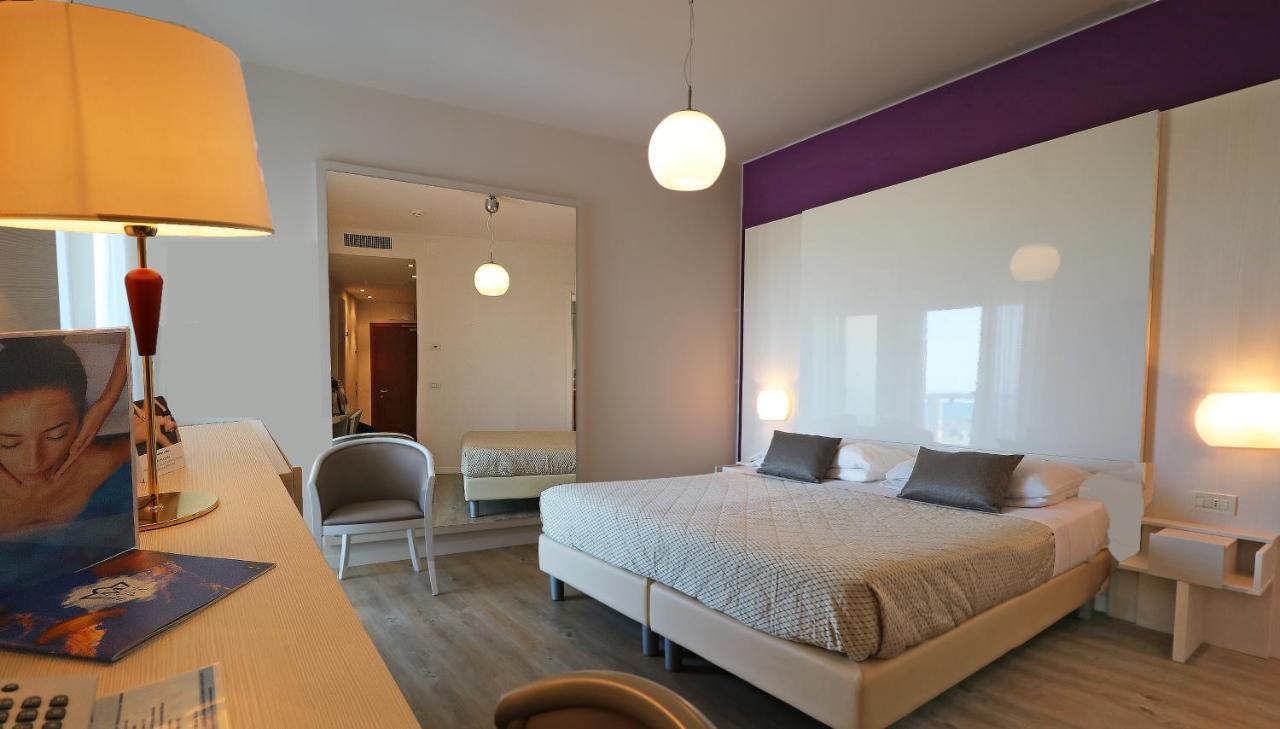 Majestic Beach Hotel & Wellness 비비오네 외부 사진
